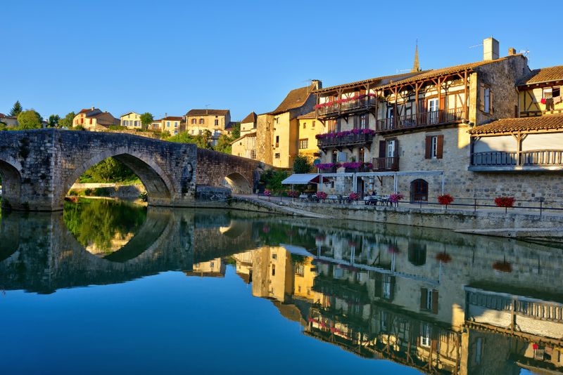 Le village de Nérac et sa rivière