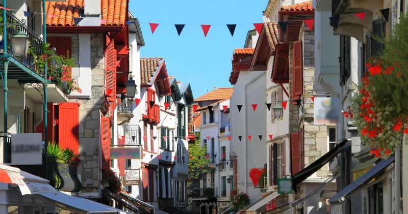 Rue d'un village du Pays basque