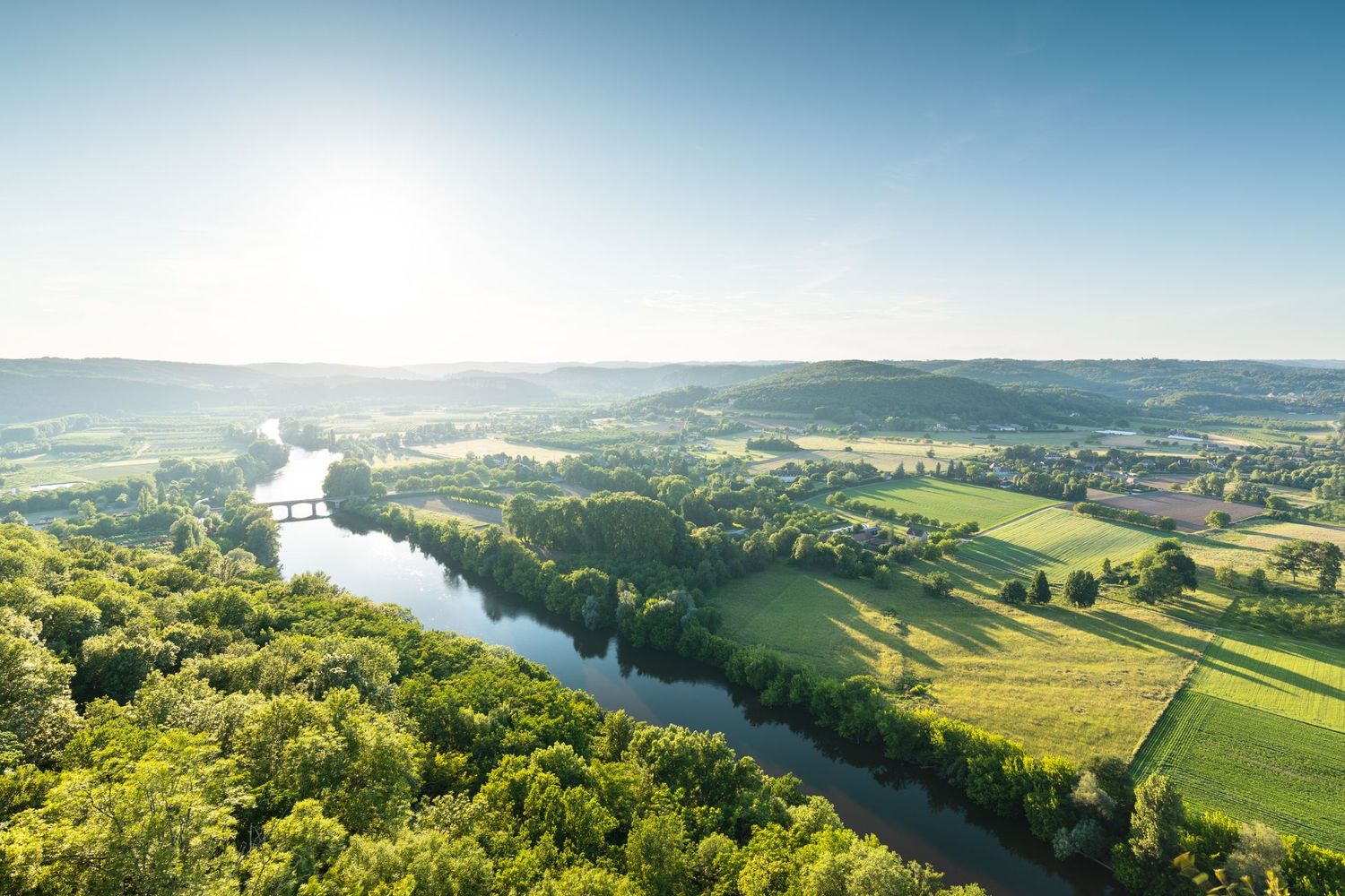 Une rivière bordée de verdure dans le Périgord