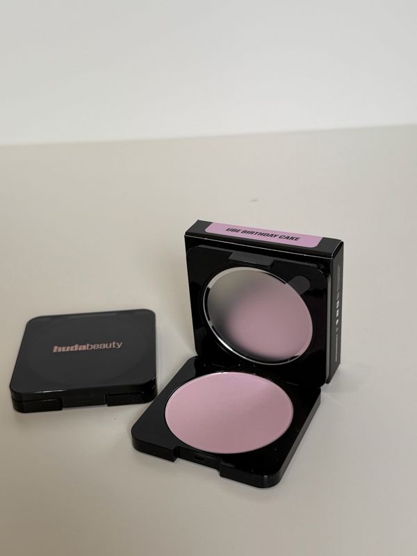 HUDA BEAUTY  Easy Bake Airbrush Matte Pressed Setting Powder UBE Birthday Cake