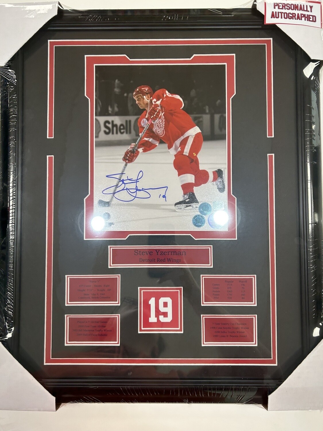 STEVE YZERMAN - AUTOGRAPHED DETROIT RED WINGS 16X20 FRAME