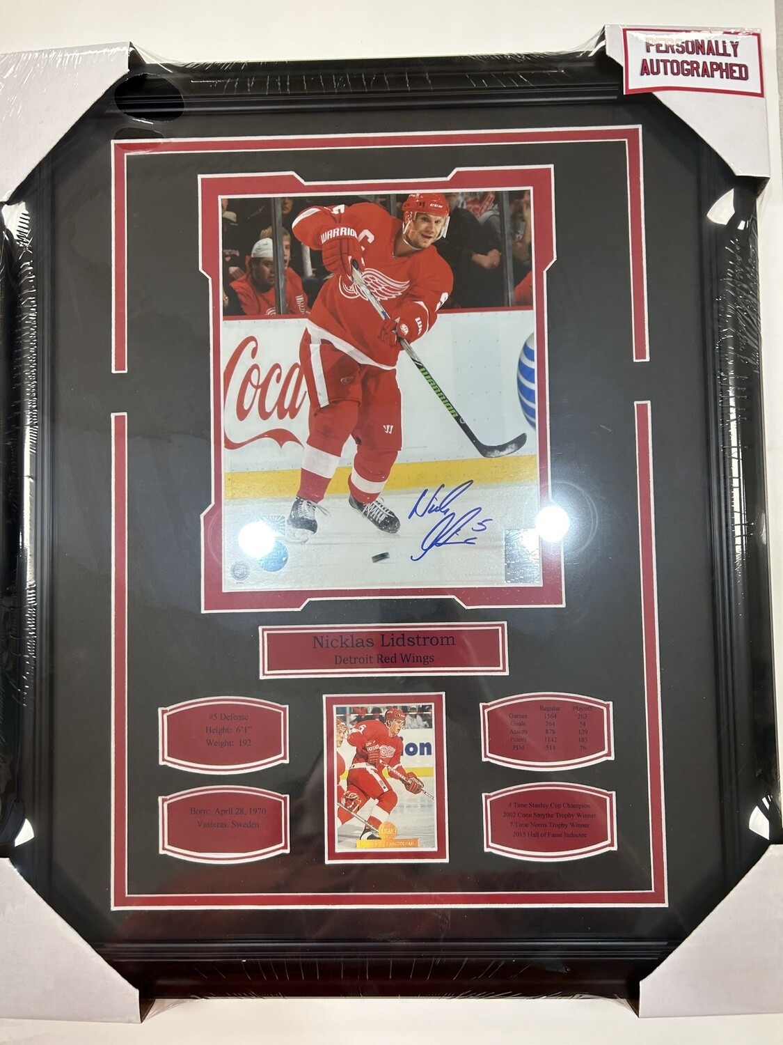 NICKLAS LIDSTROM - AUTOGRAPHED DETROIT RED WINGS 16X20