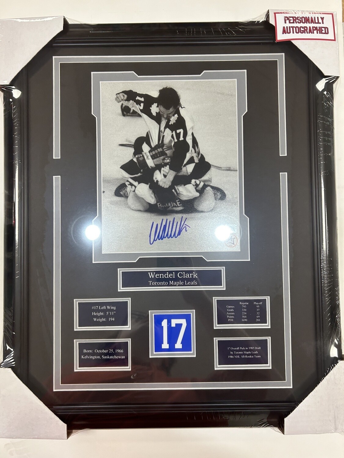 WENDEL CLARK - AUTOGRAPHED TORONTO MAPLE LEAFS 16X20 FRAME