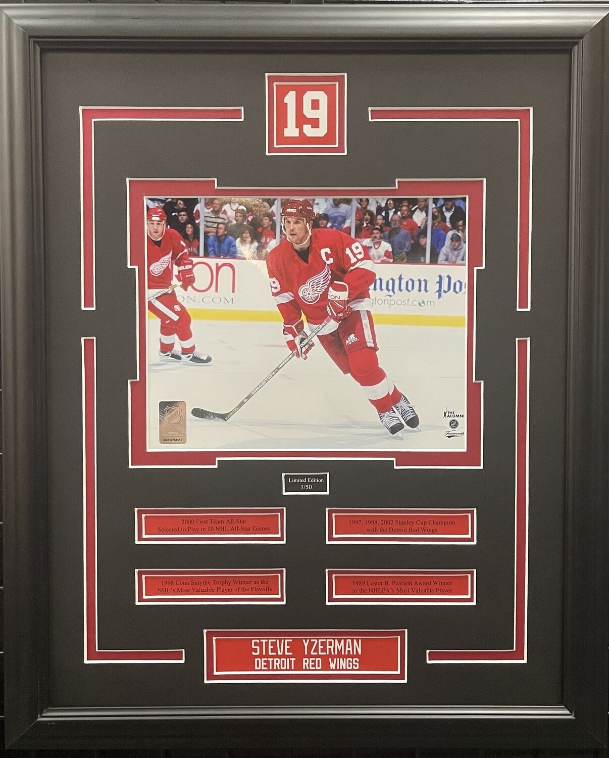 STEVE YZERMAN - LIMITED EDITION 16X20 FRAME #/50 DETROIT RED WINGS