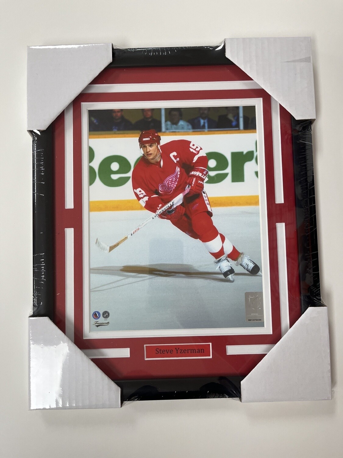 STEVE YZERMAN - DETROIT RED WINGS 11X14 FRAME