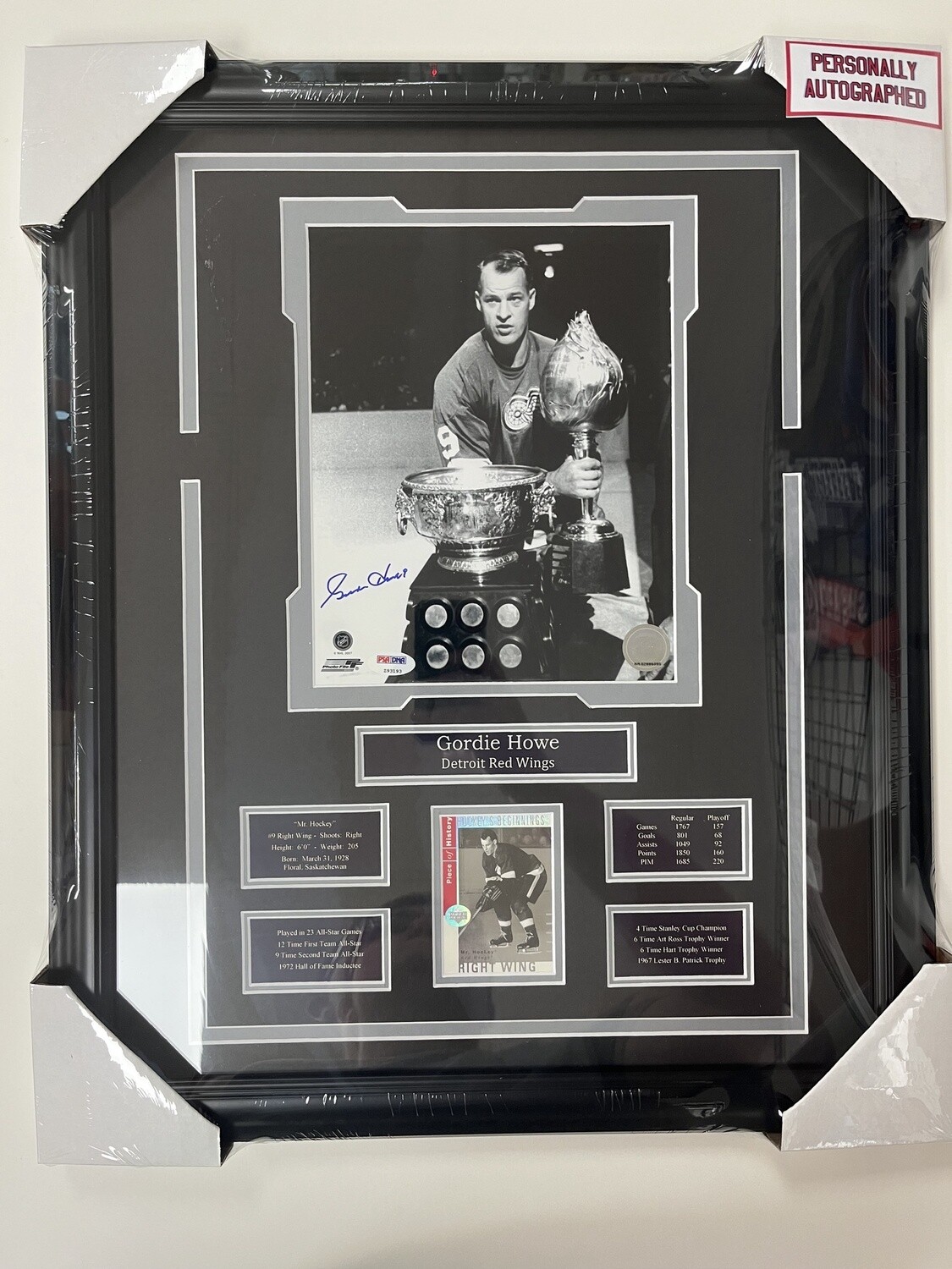 GORDIE HOWE - AUTOGRAPHED DETROIT RED WINGS 16X20 FRAME