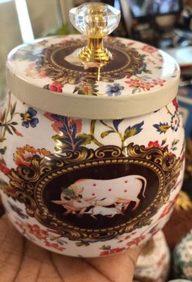 Pichwai container