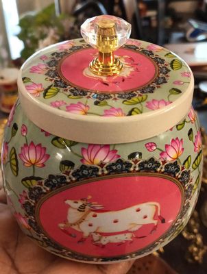 Pichwai container