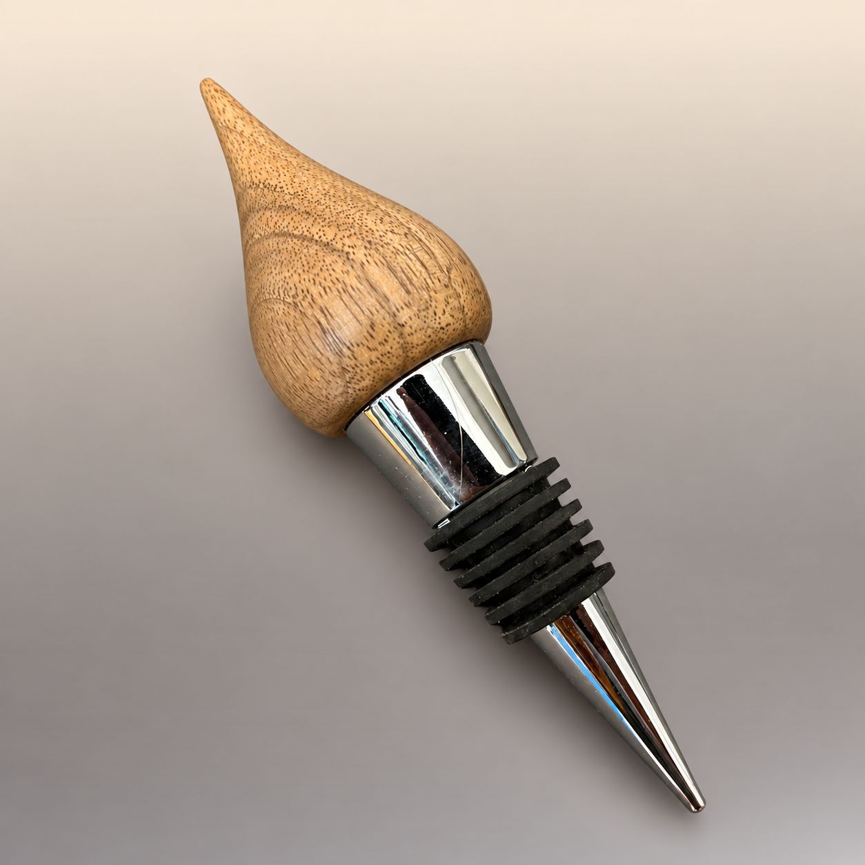 Flaschenverschluss aus Nussbaum Flaschenverschluss aus Nussbaum