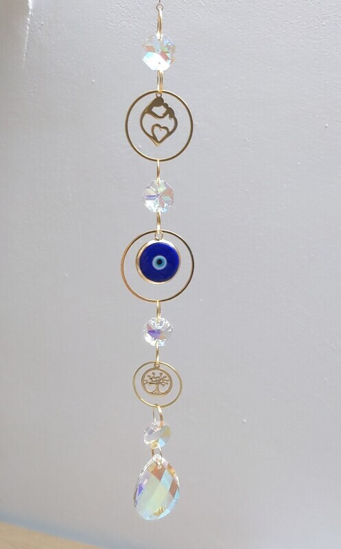 Attrape soleil fait main en pièce unique ou petite série, composé de matériaux durables de qualité.  Nazar en verre tout droit venu d&#39;Istanbul. Objet de décoration Feng Shui, l&#39;attrape soleil, invite à l&#39;intérieur de votre maison toutes les belles énergies du soleil en créant un arc-en-ciel lumineux plein de douceur et de magie. Il réharmonise et protège votre intérieur.