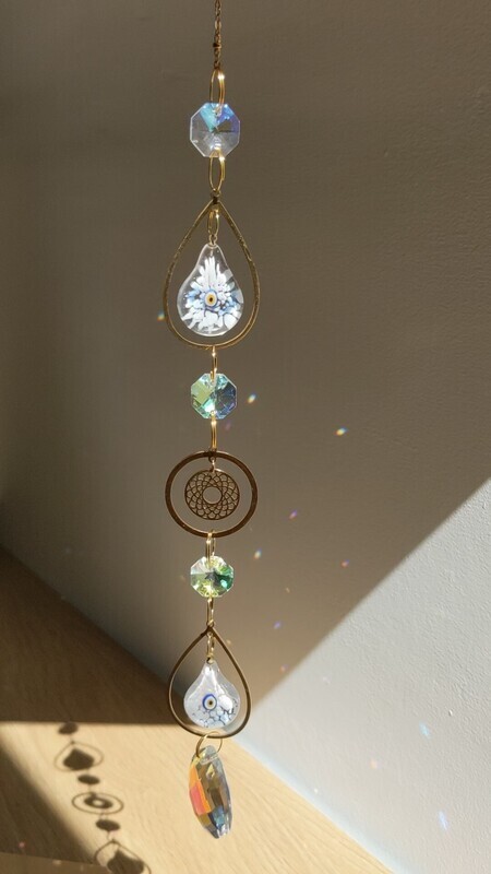 Attrape soleil fait main en pièce unique ou petite série, composé de matériaux durables de qualité.  Nazar en verre tout droit venu d&#39;Istanbul. Objet de décoration Feng Shui, l&#39;attrape soleil, invite à l&#39;intérieur de votre maison toutes les belles énergies du soleil en créant un arc-en-ciel lumineux plein de douceur et de magie. Il réharmonise et protège votre intérieur.