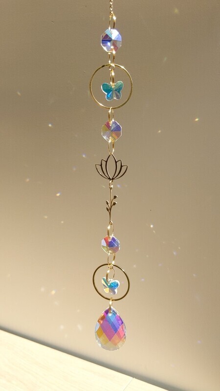 Attrape soleil fait main en pièce unique ou petite série, composé de matériaux durables de qualité. Objet de décoration Feng Shui, l&#39;attrape soleil, invite à l&#39;intérieur de votre maison toutes les belles énergies du soleil en créant un arc-en-ciel lumineux plein de douceur et de magie. Il réharmonise et protège votre intérieur.