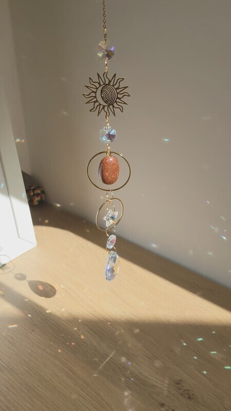 C&#39;est la pierre porte bonheur. Elle est le symbole de la puissance et de l’harmonie. Elle chasse les inquiétudes et apporte protection, chance, optimisme et confiance en soi.
*La Goldstone est une pierre de synthèse aussi nommé pierre de nuit ou pierre de soleil qui n’existe pas à l’état naturel, elle se compose de verre de synthèse avec inclusion pailletée.