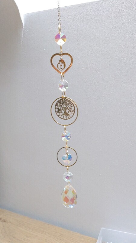 Attrape soleil fait main en pièce unique ou petite série, composé de matériaux durables de qualité. Objet de décoration Feng Shui, l&#39;attrape soleil, invite à l&#39;intérieur de votre maison toutes les belles énergies du soleil en créant un arc-en-ciel lumineux plein de douceur et de magie. Il réharmonise et protège votre intérieur. Mère et arbre de vie