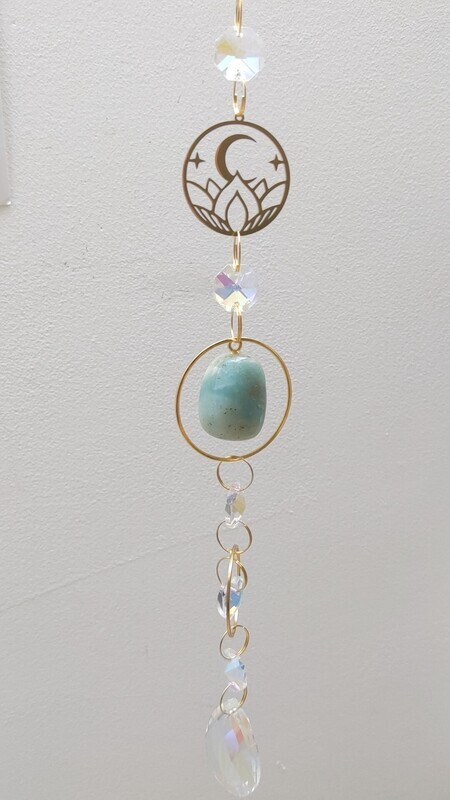 Pierre de la sérénité et de l&#39;apaisement, l&#39;amazonite favorise le bonheur et la positivité en écartant les pensées négatives. Elle renforce la confiance en soi et le courage. Elle facilite les échanges et apporte tendresse et paix intérieure.