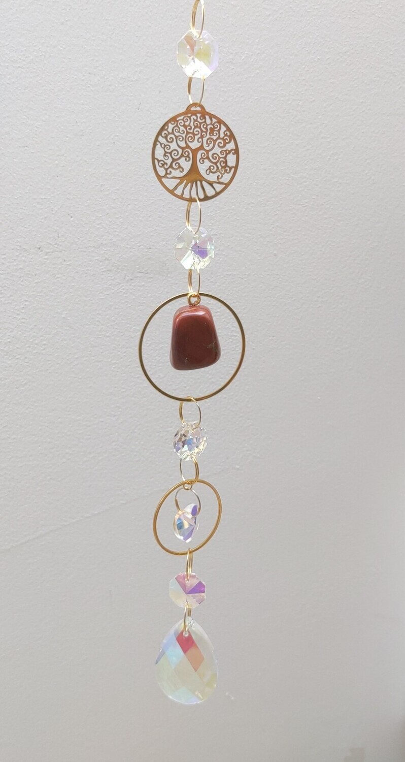 Pierre de protection contre les mauvaises influences, le jaspe rouge apporte calme et sérénité durant les périodes de stress. C&#39;est une pierre d&#39;ancrage qui stimule et recharge les énergies en cas de fatigue physique ou émotionnelle. Elle apporte stabilité, courage, détermination, dynamisme, réussite et abondance.
