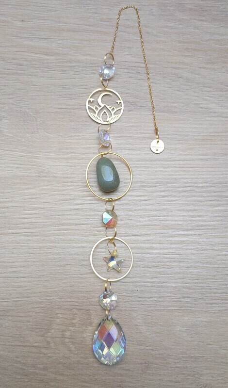 Pierre d&#39;abondance, de liberté et de bien-être, l&#39;aventurine apporte clarté d&#39;esprit, courage et confiance en soi et protège ainsi des mauvaises influences. C&#39;est une pierre de chance et d&#39;optimisme, elle apaise la nervosité et le stress.