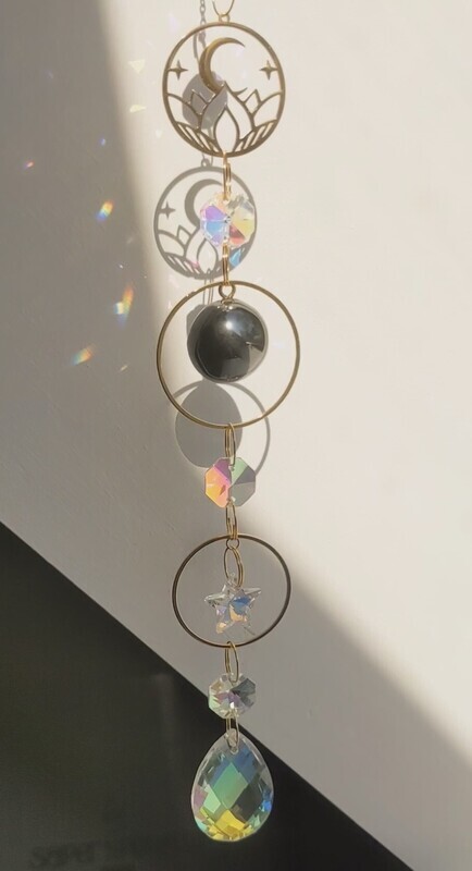 L&#39;hématite agit comme un bouclier protecteur contre les énergies négatives et les mauvaises pensées. Elle préserve ainsi l’harmonie intérieur en diminuant le stress et en apaisant les craintes et les peurs. C&#39;est une pierre d&#39;ancrage qui apporte équilibre et confiance en soi.