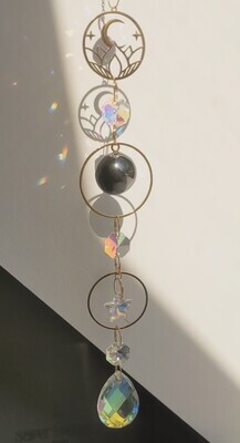 L&#39;hématite agit comme un bouclier protecteur contre les énergies négatives et les mauvaises pensées. Elle préserve ainsi l’harmonie intérieur en diminuant le stress et en apaisant les craintes et les peurs. C&#39;est une pierre d&#39;ancrage qui apporte équilibre et confiance en soi.