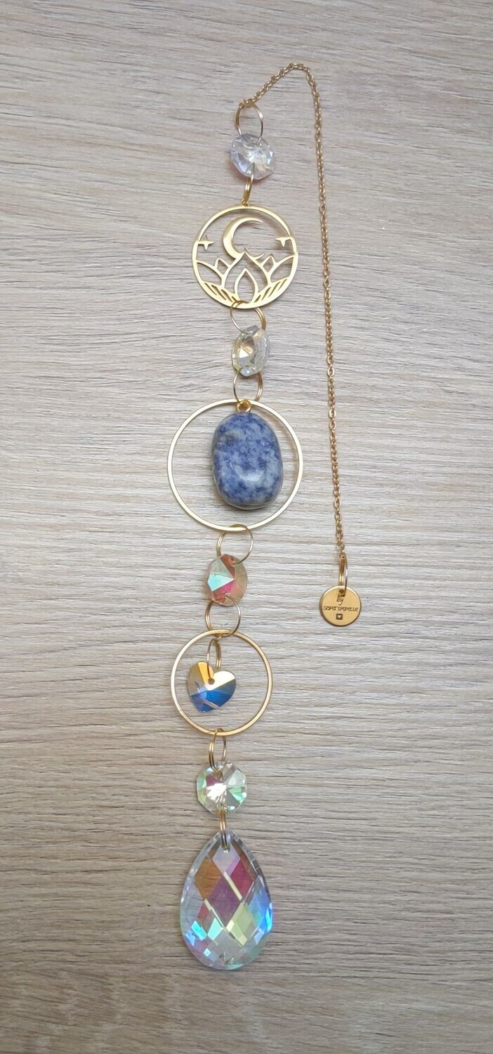 Pierre de protection la sodalite éloigne les énergies négatives. Elle apporte confiance en soi, stabilité, équilibre intérieur et réconfort. Elle facilite la maîtrise de ses émotions, clarifie le mental et aide à apaiser les peurs. Elle favorise la relaxation et apporte sérénité et bien-être. Elle augmente la clairvoyance et l&#39;intuition.