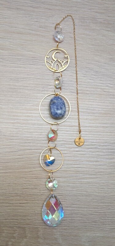 Pierre de protection la sodalite éloigne les énergies négatives. Elle apporte confiance en soi, stabilité, équilibre intérieur et réconfort. Elle facilite la maîtrise de ses émotions, clarifie le mental et aide à apaiser les peurs. Elle favorise la relaxation et apporte sérénité et bien-être. Elle augmente la clairvoyance et l&#39;intuition.