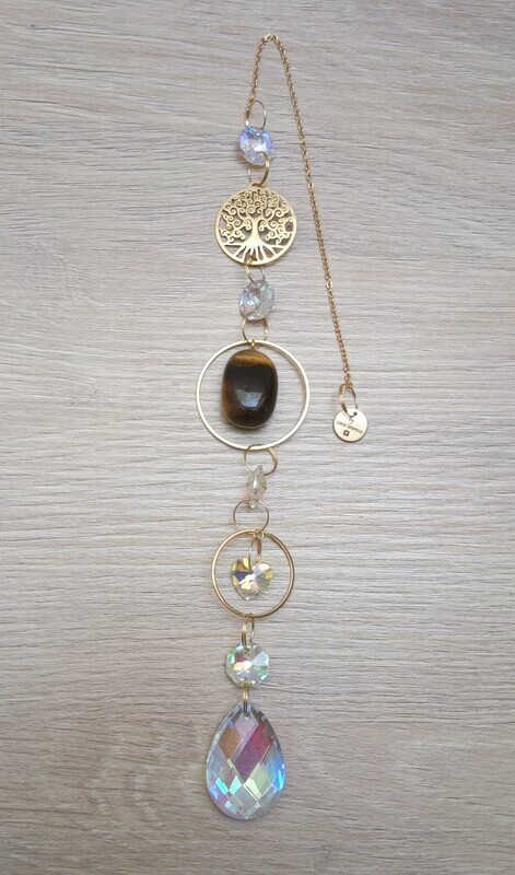 Pierre de protection et d&#39;ancrage, l&#39;œil de tigre éloigne toutes les énergies négatives. Elle augmente la confiance en soi, la détermination, la motivation et apporte sérénité et optimisme en diminuant le stress du quotidien. A l&#39;intérieur de la maison elle agira comme une barrière contre la négativité.