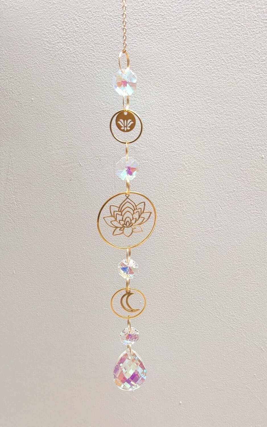 Attrape soleil fait main en pièce unique ou petite série, composé de matériaux durables de qualité. Objet de décoration Feng Shui, l&#39;attrape soleil, invite à l&#39;intérieur de votre maison toutes les belles énergies du soleil en créant un arc-en-ciel lumineux plein de douceur et de magie. Il réharmonise et protège votre intérieur.