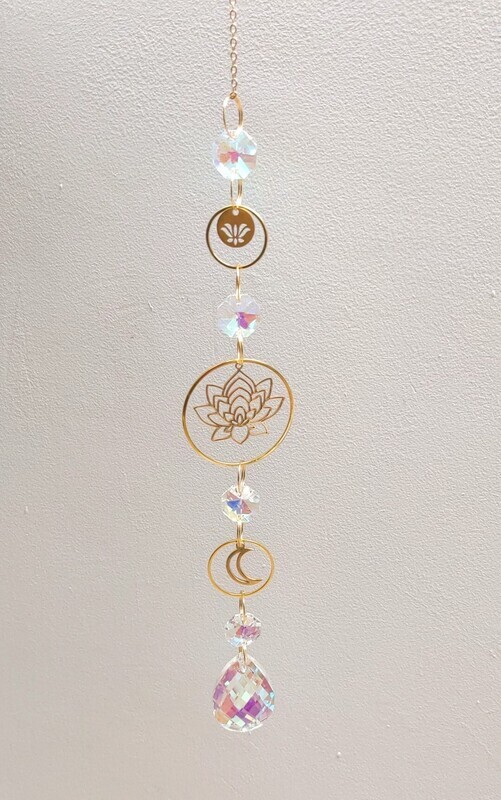 Attrape soleil fait main en pièce unique ou petite série, composé de matériaux durables de qualité. Objet de décoration Feng Shui, l&#39;attrape soleil, invite à l&#39;intérieur de votre maison toutes les belles énergies du soleil en créant un arc-en-ciel lumineux plein de douceur et de magie. Il réharmonise et protège votre intérieur.