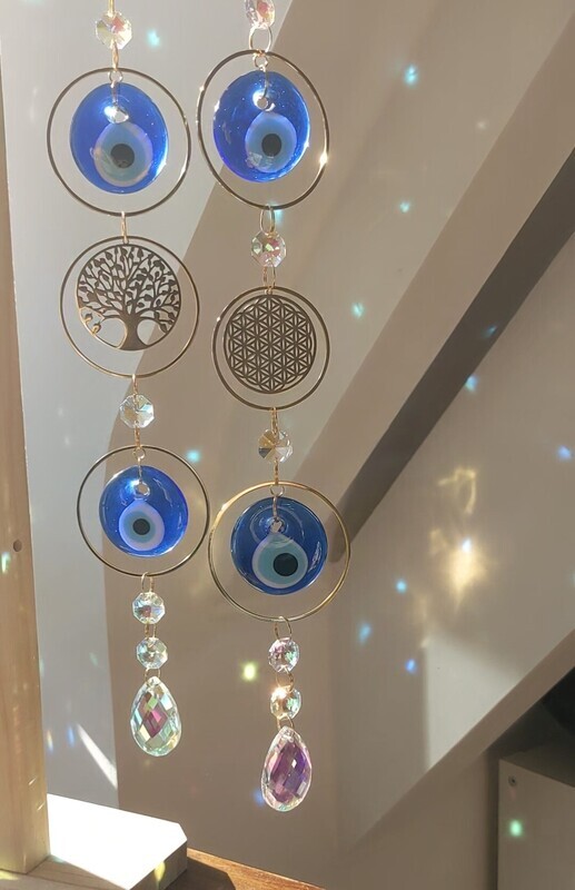 Attrape soleil fait main en pièce unique ou petite série, composé de matériaux durables de qualité.  Nazar en verre tout droit venu d&#39;Istanbul. Objet de décoration Feng Shui, l&#39;attrape soleil, invite à l&#39;intérieur de votre maison toutes les belles énergies du soleil en créant un arc-en-ciel lumineux plein de douceur et de magie. Il réharmonise et protège votre intérieur.