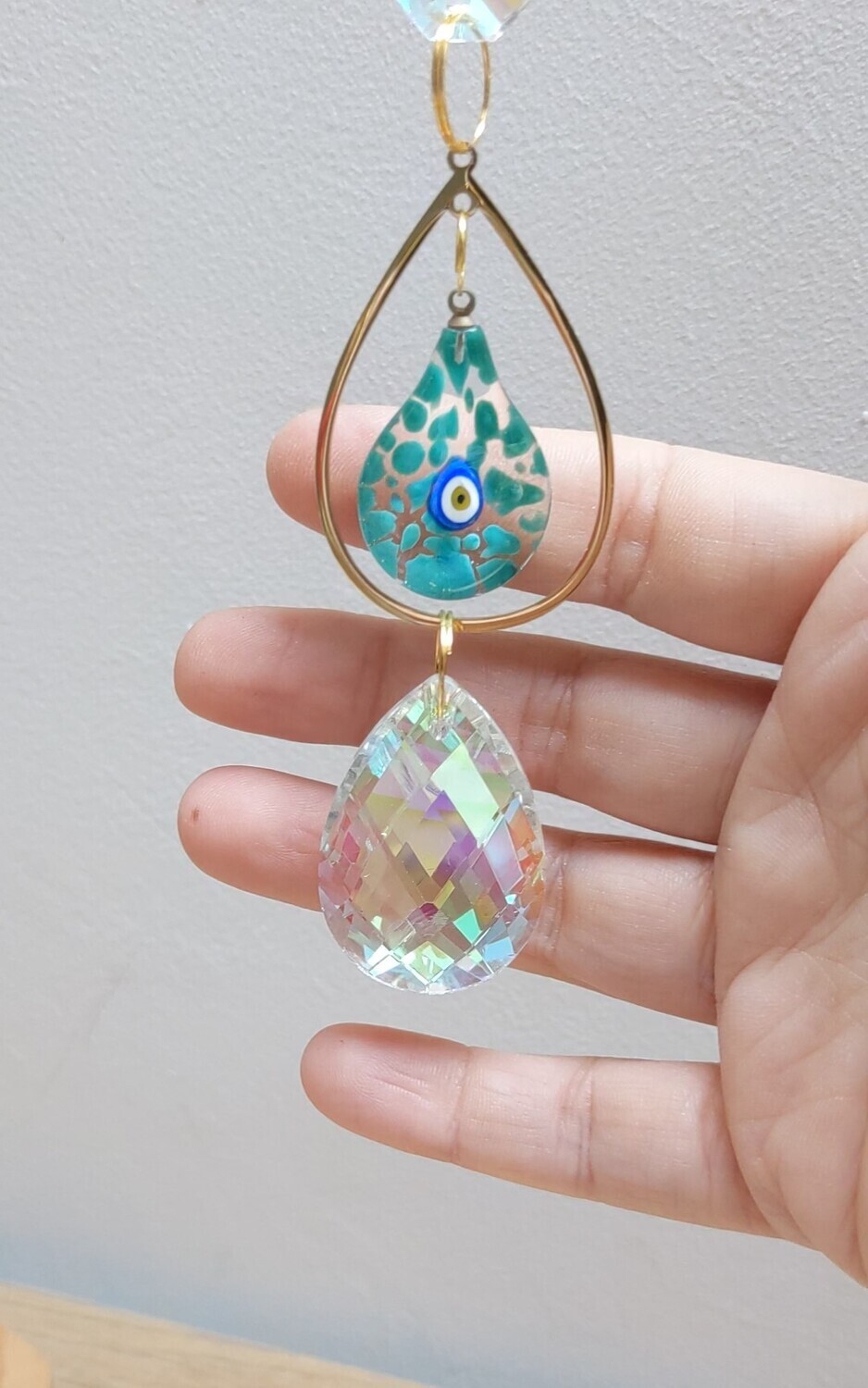Attrape soleil fait main en pièce unique ou petite série, composé de matériaux durables de qualité.  Nazar en verre tout droit venu d&#39;Istanbul. Objet de décoration Feng Shui, l&#39;attrape soleil, invite à l&#39;intérieur de votre maison toutes les belles énergies du soleil en créant un arc-en-ciel lumineux plein de douceur et de magie. Il réharmonise et protège votre intérieur.