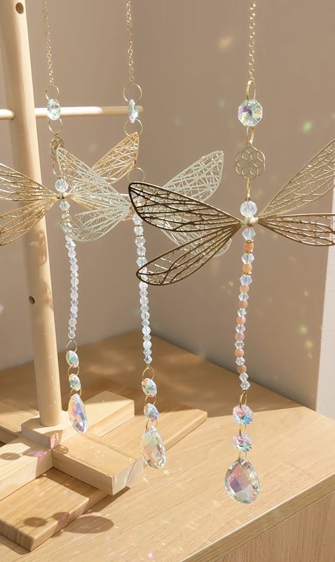 Attrape soleil libellule en perle de quartz rose (gauche), cristal de roche (centre) et pierre de soleil (droite).
