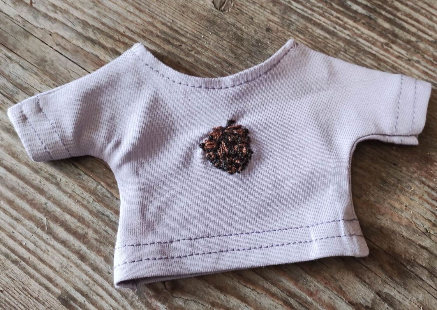 T-Shirt Lila mit Stickerei. Tannengickel (Limitiert) für 23 cm Bären. Dekoartikel. Gebraucht