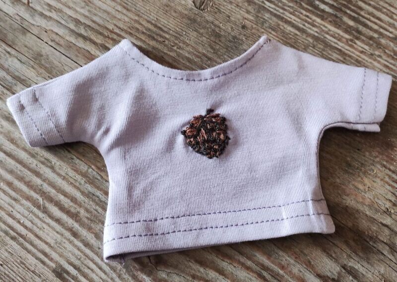 T-Shirt Lila mit Stickerei. Tannengickel (Limitiert) für 23 cm Bären. Dekoartikel. Gebraucht