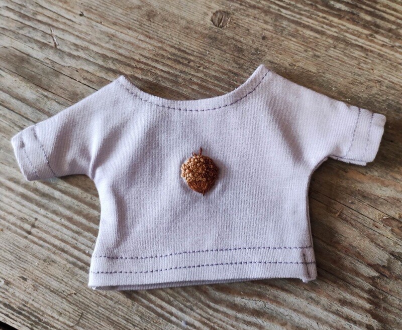 T-Shirt Lila mit Stickerei. Nuss (Limitiert) für 23 cm Bären. Dekoartikel. Gebraucht