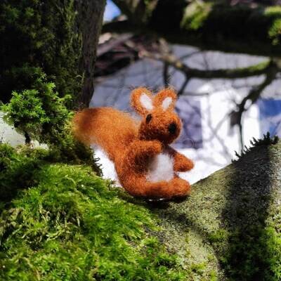 Gefilztes Miniatur Eichhörnchen, ca. 4 cm. Miniaturen. Wichteltür Zubehör. Wolle. Dekoartikel