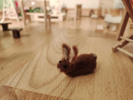 Gefilzter Miniatur Hase. Braun. Osterdekoration. Wichteltür Zubehör. Filzhase ca 5 cm. Jahreszeitentisch. Wolle. Dekoartikel