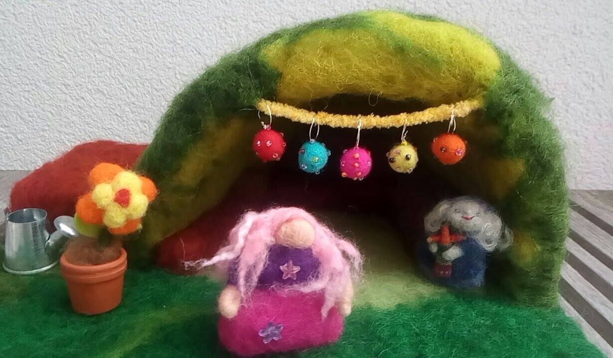Nadelgefilzte Feengrotte mit Filzfee
