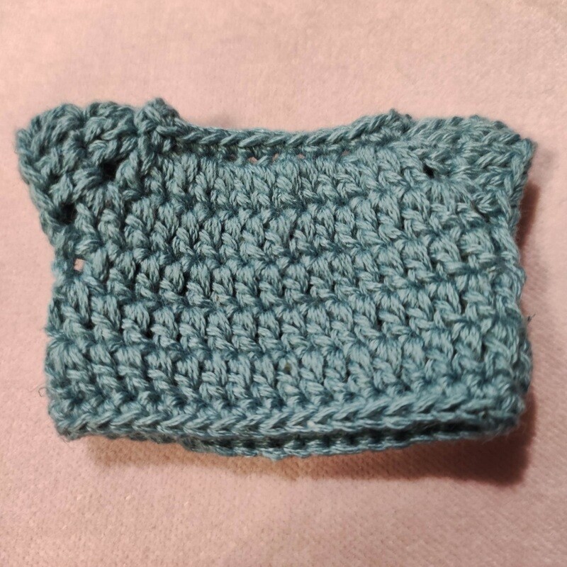 Gehäkelter kurzer Pulli blau (Pullover für  13,5 cm Baby Bären). Dekoartikel. Gebraucht