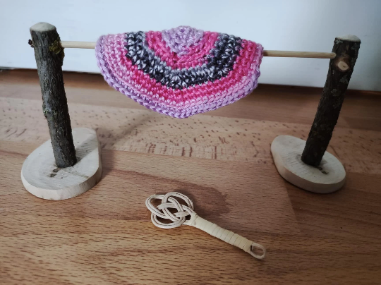 Miniatur Teppichklopfer, gehäkelter Teppich Pink-grau  und Teppichstange Set. Wichteltür Zubehör. Dekoartikel