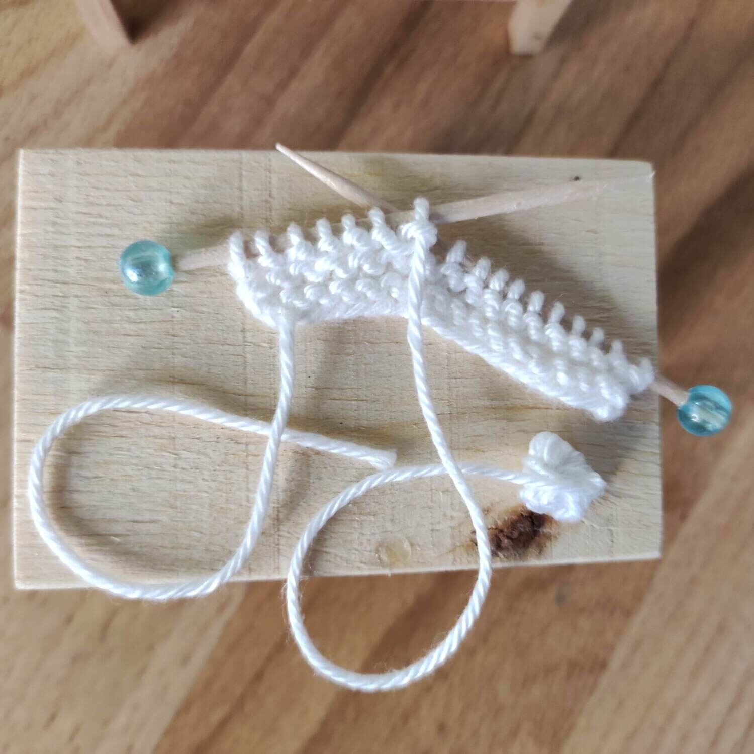 Miniatur Strickzeug Weiß - Wolle. Wichteltür Zubehör. Handarbeit. Dekoartikel