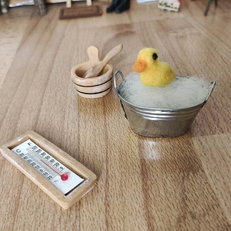Gefilzte kleine Ente mit Miniatur Metall-Wanne, silber und 3-teiligem Sauna-Zubehör. Wichteltür Zubehör. Dekoartikel