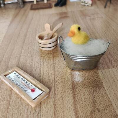 Gefilzte kleine Ente mit Miniatur Metall-Wanne, silber und 3 teiliges Sauna-Zubehör. Wichteltür Zubehör. Dekoartikel