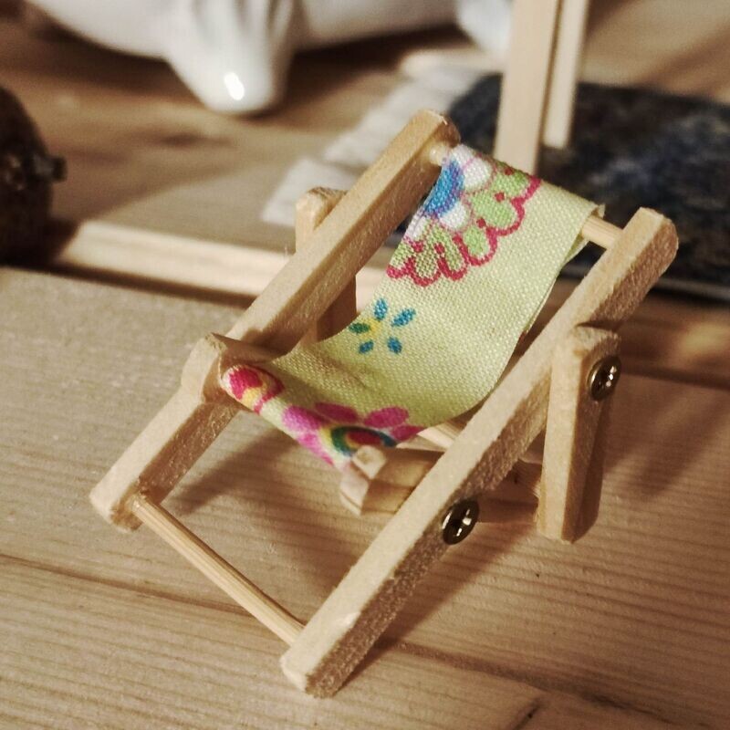 Miniatur Liegestuhl Strandparty, grün 5 x 3,5 cm. Wichteltür Zubehör. Dekoartikel