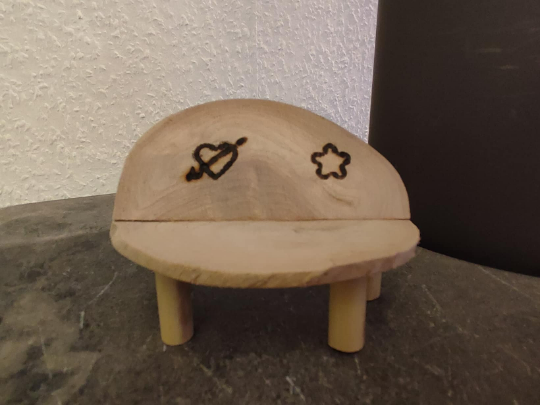 Miniatur Bank aus Holz mit Herz und Blumendesign. Handarbeit. Wichteltür Zubehör. Wichtelwelt. Dekoartikel