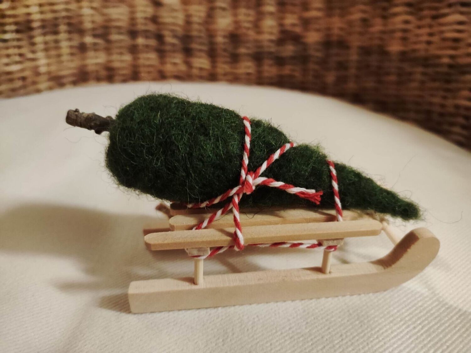 Miniatur Weihnachtsbaum gefilzt mit Schlitten. Wichtelzubehör. Dekoartikel