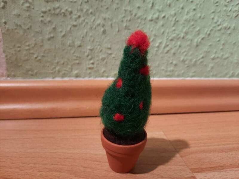 Gefilzter Miniatur Weihnachtsbaum zur Deko von Wichteltüren. Weihnachtsdeko.  Wolle. Dekoartikel