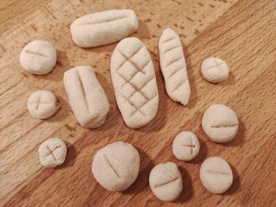 Miniatur Brot, Baguette und Brötchen gemischt aus Salzteig zur Dekoration von Wichteltüren. 30 g. Dekoartikel