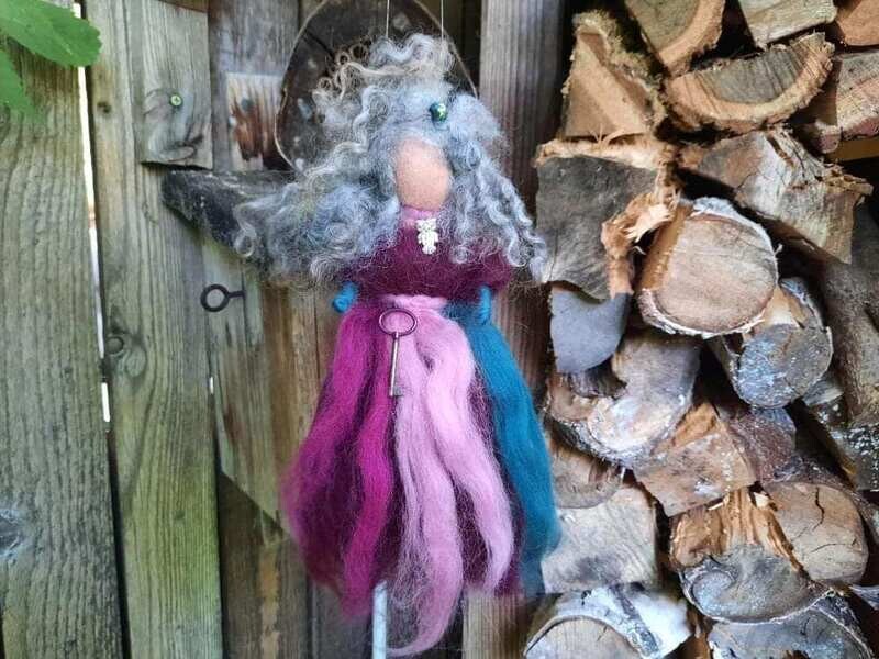 Kleine gefilzte Hexe Amena. Zauberin. Schamanin. Waldorfart. Wolle. Dekoartikel