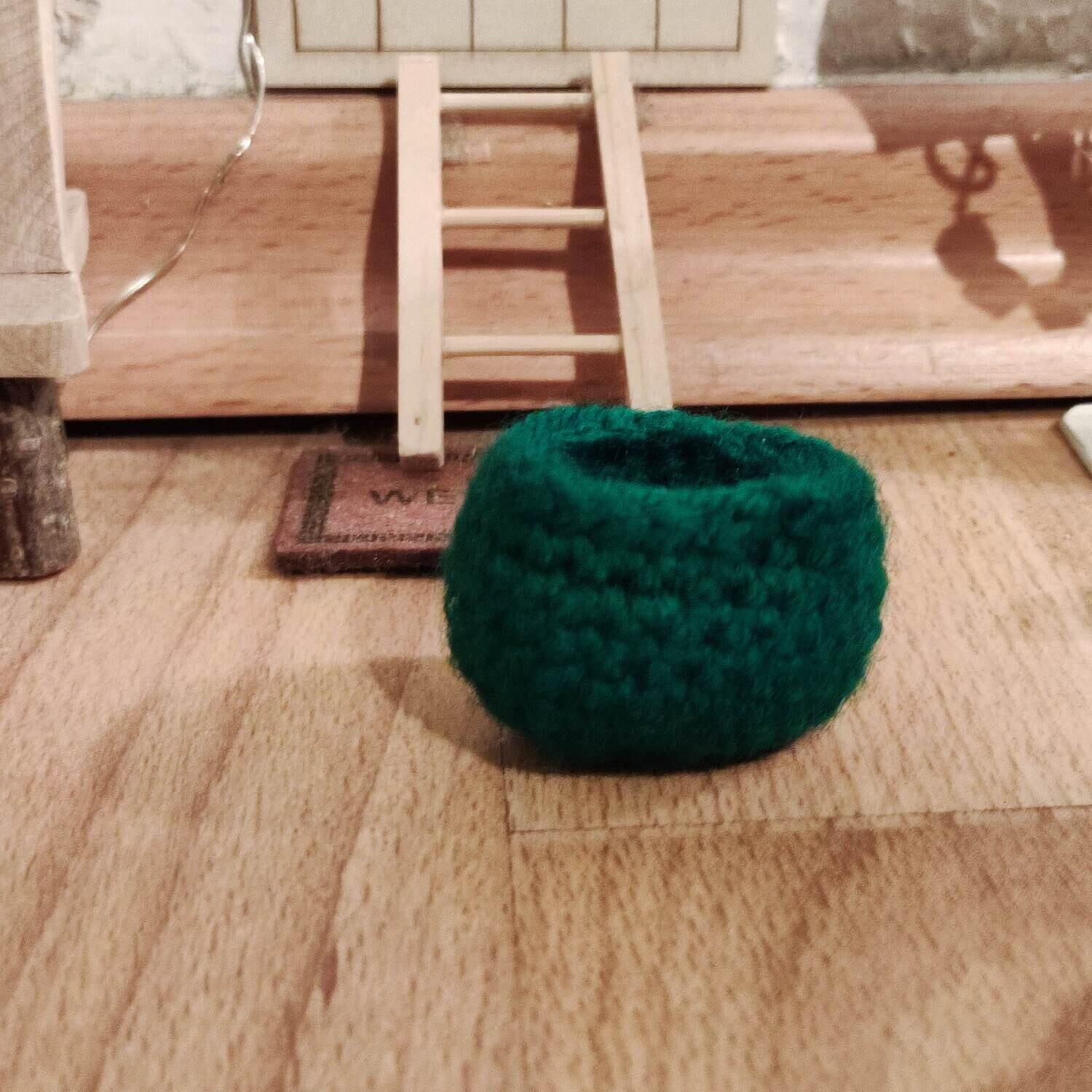 Miniatur Häkelkorb. Grün. Wichteltür Zubehör. Wichtelwelt. Wolle. Dekoartikel