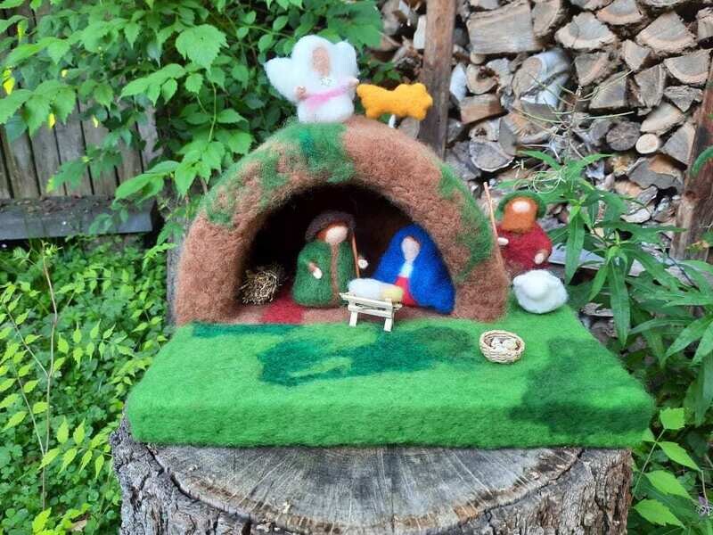 Nadelgefilzte Weihnachtskrippe mit Weihrauch, Goldweihrauch und Myrrhe. Wolle. Dekoartikel